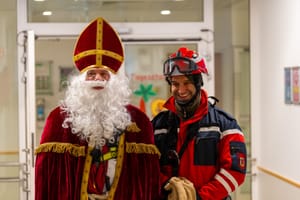 🎅🕷️ Nikolaus trifft Spider-Man – direkt vom Klinikdach!